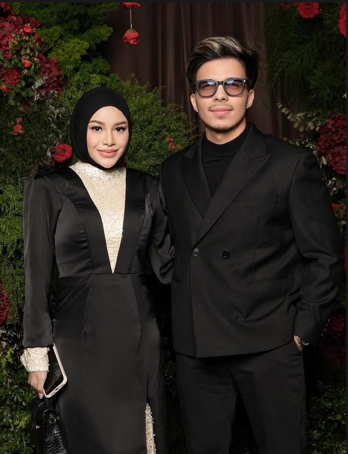 Aurelie Hermansyah tampil glamor dengan gaun hitam berpayet champagne, sementara Atta Halilintar memilih jas hitam dan kacamata khasnya yang membuat penampilannya makin standout (Atta dan Aurel/Foto: instagram.com/aurelie.hermansyah)
