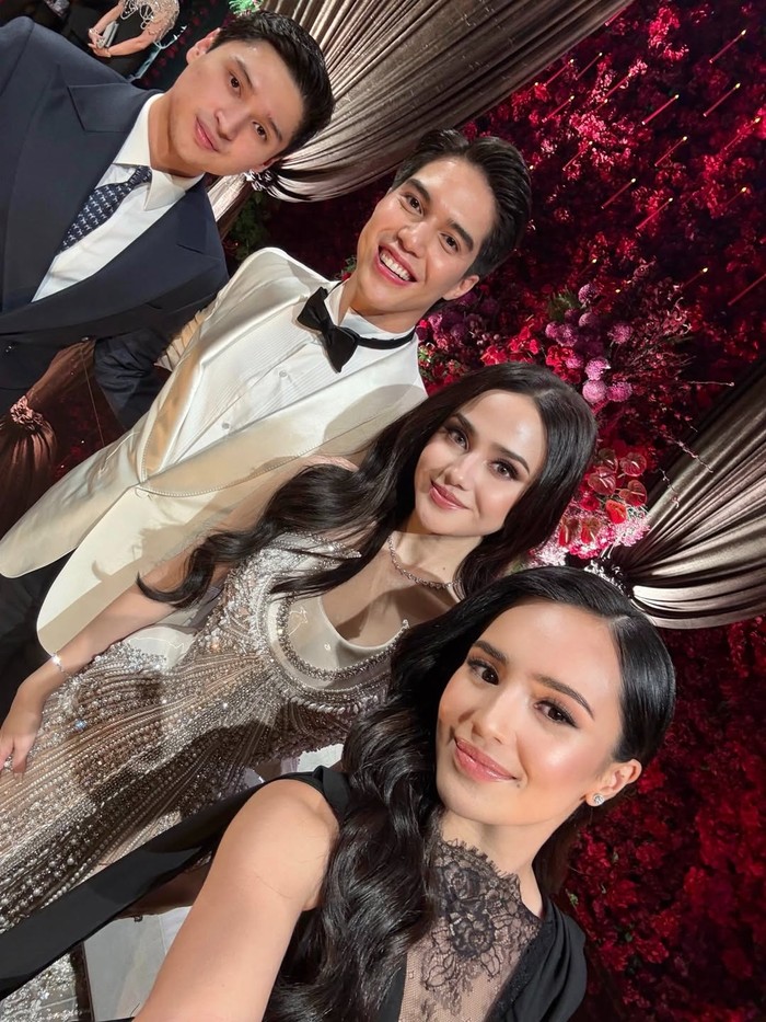 Beby Tsabina tampil anggun dengan gaun hitam beraksen lace di bagian leher, sementara sang suami hadir dengan jas navy gelap (Beby Tsabina/Foto: instagram.com/bebytsabina)