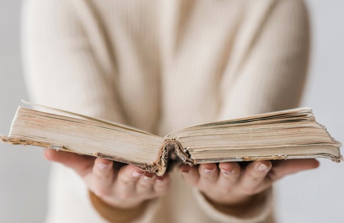 Bersihkan jamur di buku dengan disikat menggunakan sikat halus atau kain lembut. Kamu juga bisa melap buku menggunakan kain yang dibasahi alkohol denaturasi./ Foto: Freepik.com