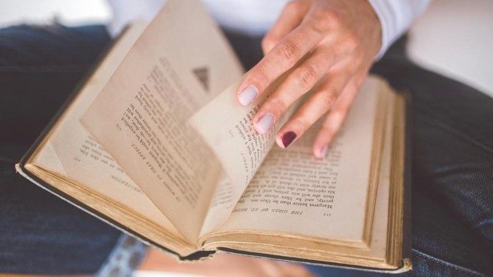 Cara Menghilangkan Jamur dan Bercak Kuning pada Buku, Jadi Seperti Buku Baru!