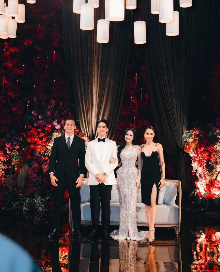 Cinta Laura tampil classy dengan gaun hitam sleeveless berbelahan tinggi yang elegan dan glamor. Sementara Arya Vasco memilih jas hitam senada, bikin gaya keduanya kompak dan makin mencuri perhatian. (Cinta dan Vasco/Foto: instagram.com/claurakiehl)