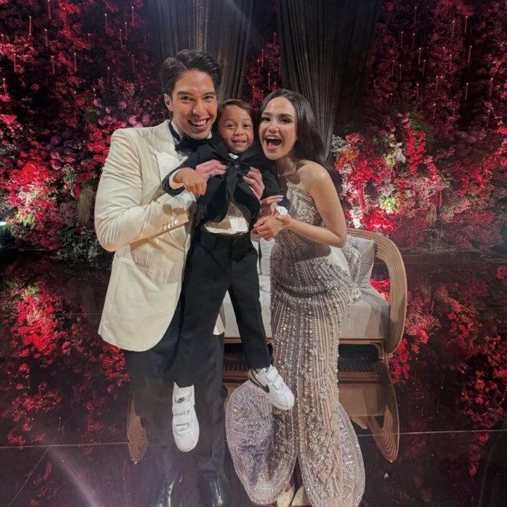 <p>Putra sulung pasangan Lesti Kejora dan Rizky Billar, Muhammad Levian Al-Fatih Billar atau yang akrab disapa Abang L, turut menghadiri acara resepsi pernikahan El Rumi dan Syifa Hadju, Bunda. Ia tampil rapi mengenakan setelan jas formal yang berwarna hitam. Dalam potret tersebut, Abang L tampak begitu bahagia saat berpose bareng El dan Syifa. "Selamat menempuh hidup baru om<em> @elelrumi</em> <em>aunty</em> Cipa <em>@syifahadju</em>," tulis di akun Instagram<em> @levianbillar.</em> (Foto: Instagram @levianbillar)</p>