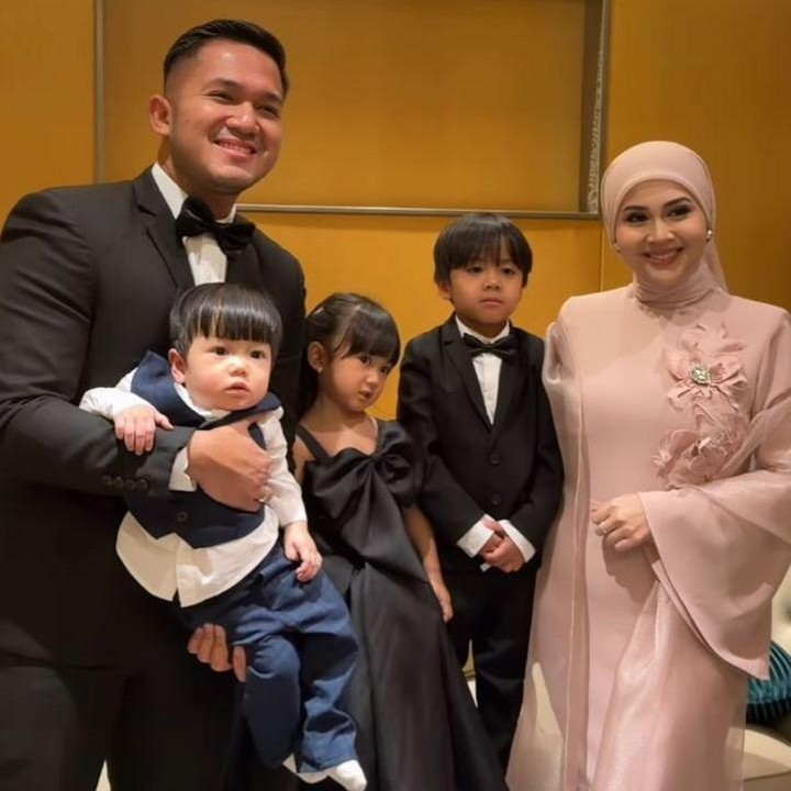<p>Artis Kesha Ratuliu terlihat menghadiri acara pernikahan El Rumi dan Syifa Hadju. Tak datang sendiri, sahabat Syifa ini turut mengajak sang suami, Adhi Permana, serta ketiga anak mereka yang tampil begitu menggemaskan. Keluarga kecil ini pun mengenakan busana bernuansa hitam dan <em>pink</em> yang tampak begitu serasi. "Ganteng dan cantiknya suami dan anak-anakku," tulis Kesha lewat Instagram. (Foto: Instagram @kesharatuliu05)</p>