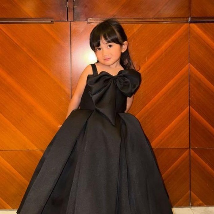 <p>Putri Kesha Ratuliu, Aisha, tampil begitu manis mengenakan gaun berwarna&nbsp;hitam dengan detail pita yang mempercantik penampilannya. Gayanya pun terlihat semakin anggun dengan rambut yang ditata rapi sambil memberikan senyuman tipisnya, Bunda. (Foto: Instagram @kesharatuliu05)</p>