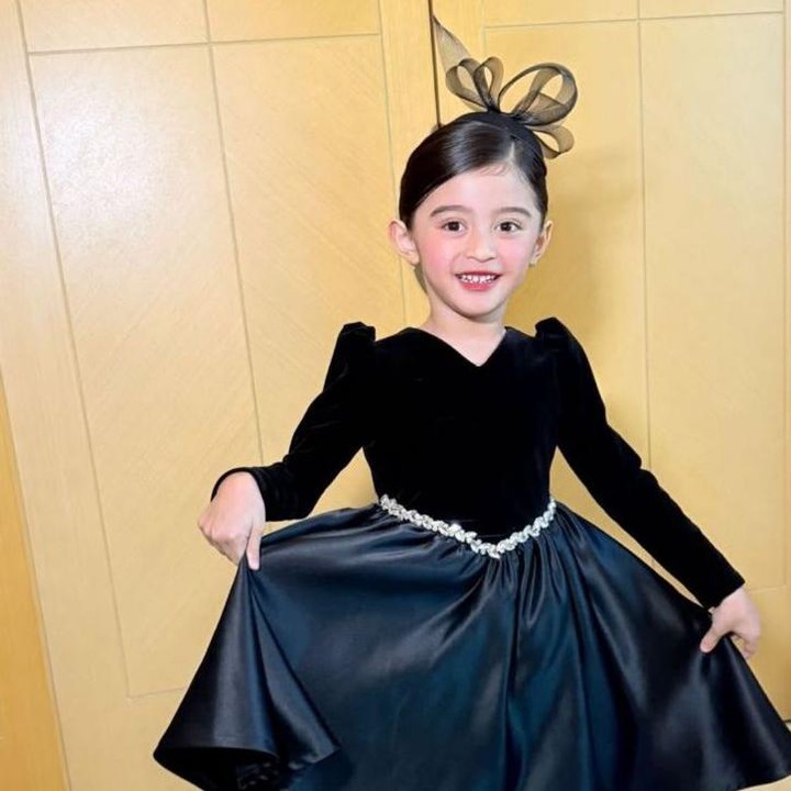 <p>Putri semata wayang Margin W dan Ali Syakieb, Guzelim Aracelli juga tak mau ketinggalan tampil cantik di acara pernikahan El dan Syifa. Melalui unggahan di Instagram, Si Kecil yang akrab disapa Guzel ini terlihat mengenakan <em>dress</em> hitam dengan aksen payet di bagian pinggangnya, Bunda. Penampilannya pun tampak semakin lengkap dengan aksesori pita di kepala serta sepatu <em>flatshoes</em> yang berwarna senada. (Foto: Instagram @marginw)</p>