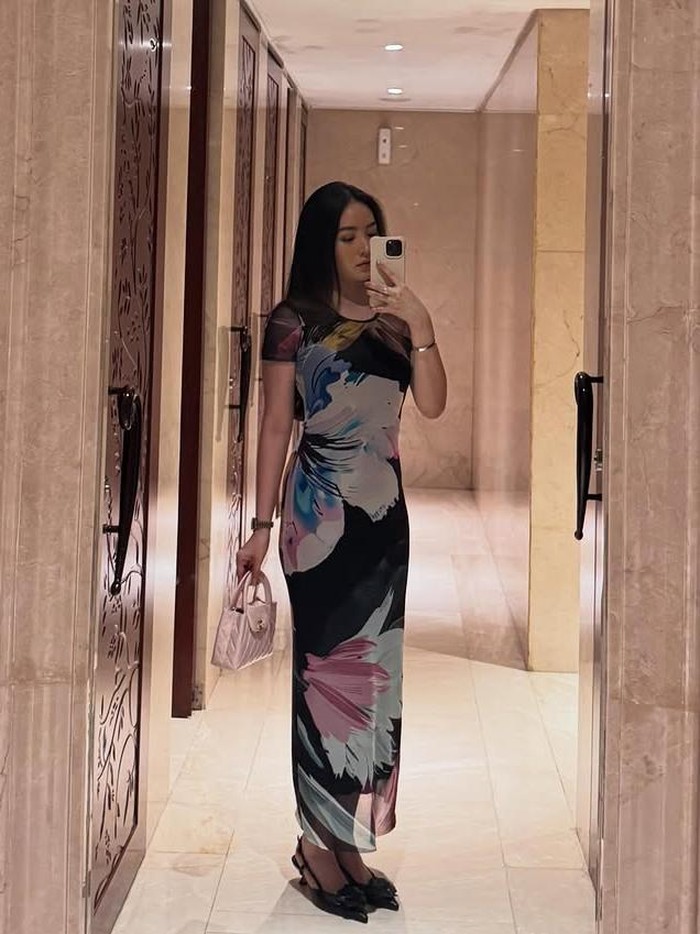 Di pernikahan El Rumi dan Syifa, Natasha Wilona tampil anggun dengan fitted dress floral bernuansa gelap, dipadukan heels hitam dan mini bag soft pink yang simpel, tapi tetap elegan (Natasha W/Foto: instagram.com/natashawilona12)