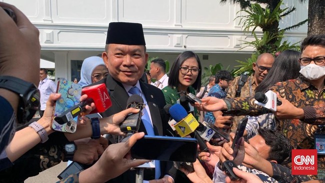Sejumlah tokoh, termasuk Jumhur Hidayat, tiba di Istana Kepresidenan menjelang reshuffle kabinet oleh Presiden Prabowo.