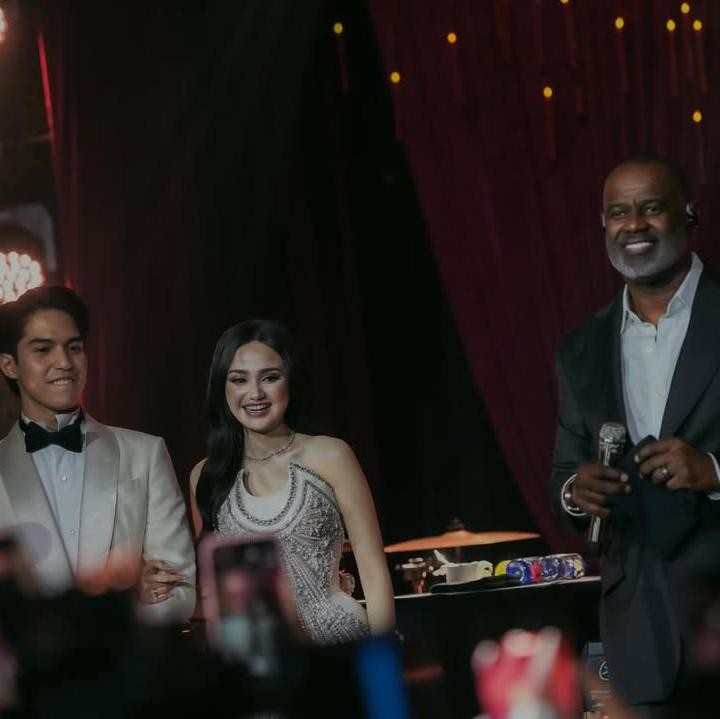 <p>Suasana romantis juga terlihat saat El dan Syifa berdansa sambil menikmati lagu yang dibawakan oleh tamu spesial di pesta resepsi. El dan Syifa mengundang penyanyi legendaris asal Amerika, Brian Mcknight, untuk tampil di&nbsp;pesta pernikahan dan menghibur tamu undangan. (Foto: Instagram @ferdyhasan)</p>