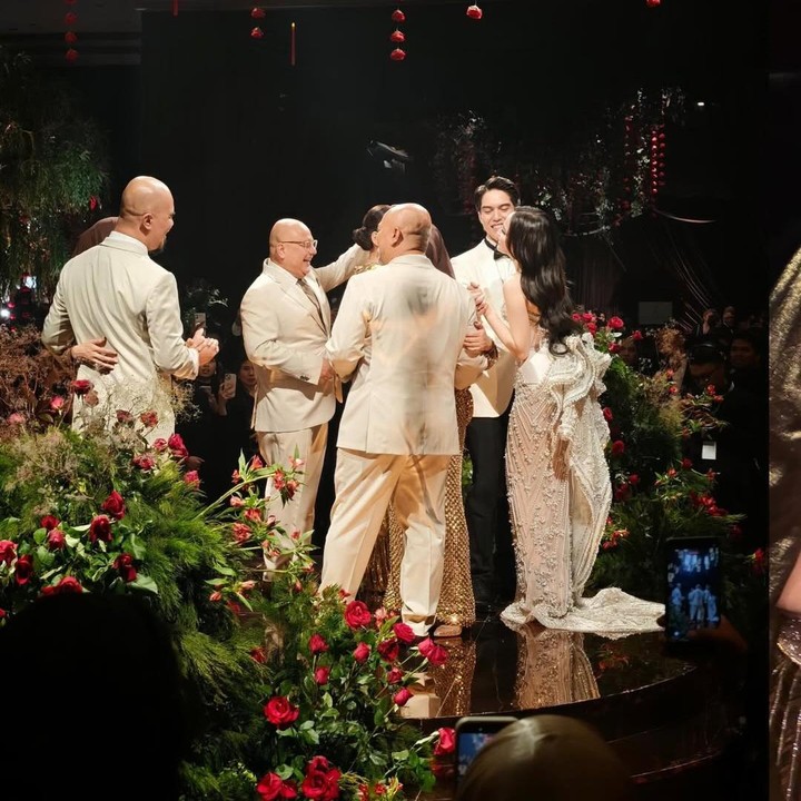 <p>Acara resepsi pernikahan ini menjadi begitu spesial karena El dan Syifa mengajak ketiga orang tua mereka dansa bareng, Bunda. El Rumi mengajak ayahnya Ahmad Dhani berdansa dengan ibu sambung Mulan Jameela, kemudian ibu kandungnya Maia Estianty terlihat menggandeng sang suami Irwan Musry. Orang tua Syifa Hadju juga ikut berdansa bareng besan dan kedua mempelai. (Foto: Instagram @ferdyhasan)</p>