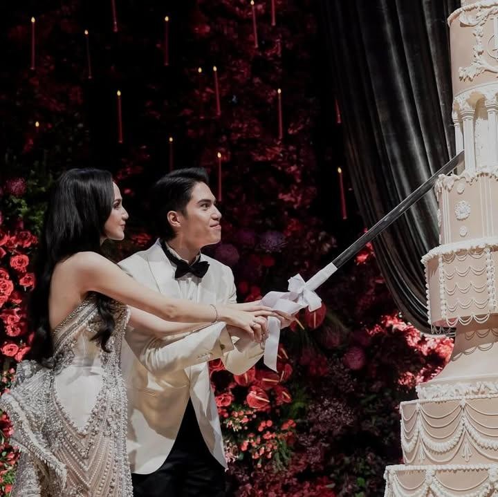 <p>Di resepsi pernikahan ini, El dan Syifa tak hanya memberikan hiburan spesial, Bunda. Pasangan&nbsp;yang telah berpacaran 1,5 tahun ini juga menunjukkan momen-momen romantis, seperti berdansa berdua di panggung utama dan memotong kue pernikahan yang mewah. (Foto: Instagram @ferdyhasan)</p>