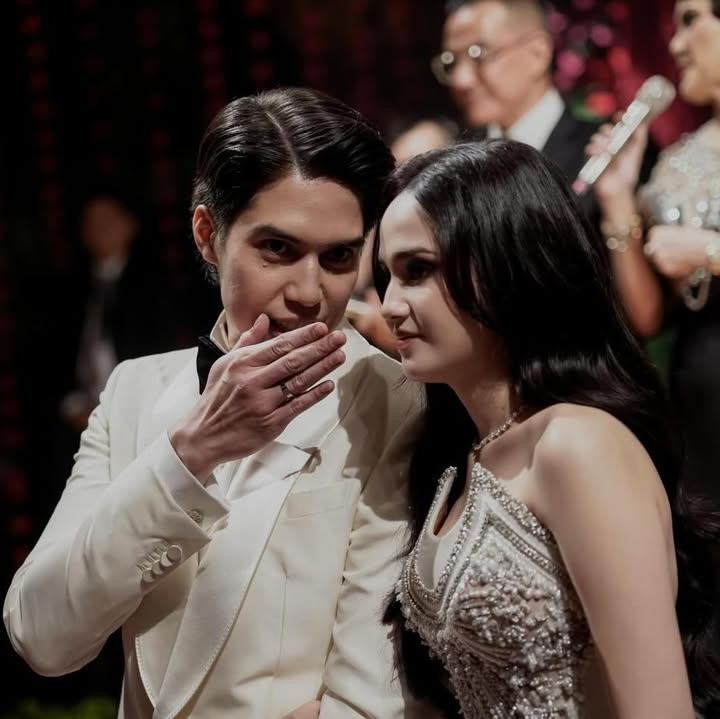 <p>El Rumi dan Syifa Hadju menggelar resepsi dengan begitu mewah dan meriah. Ruangan resepsi ini banyak dihiasi pohon artifisial hijau dan bunga-bunga warna merah yang indah. Sebelum resepsi, El Rumi dan Syifa telah menggelar serangkaian prosesi pernikahan, Bunda. Pada Jumat (24/4/26), keduanya&nbsp;mengadakan acara&nbsp;pengajian dan prosesi siraman khas&nbsp;tradisi Jawa. Pada Minggu pagi (26/6/26),&nbsp;pasangan ini melangsungkan akad nikah yang juga bernuansa Jawa. (Foto: Instagram/ferdyhasan)</p>