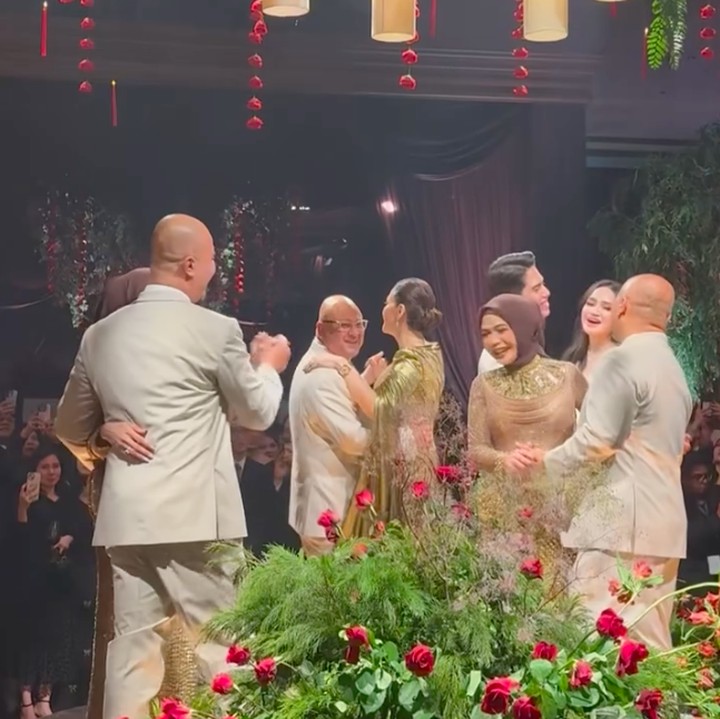 <p>Suasana di lantai dansa begitu manis saat ketiga orang tua mempelai berdansa bersama. Tak hanya El Rumi dan Syifa Hadju, ketiga orang tua mereka terlihat begitu bahagia dan tersenyum semringah ketika berdansa dengan pasangan masing-masing. (Foto: Instagram @claurakiehl)</p>