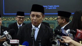 Hasan Nasbi dilantik menjadi Utusan Khusus Presiden Bidang Komunikasi di Istana Negara, Jakarta, Senin (27/4).
