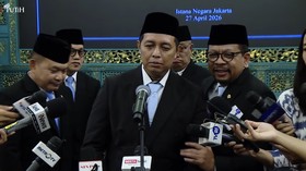 Hasan Nasbi dilantik menjadi Utusan Khusus Presiden Bidang Komunikasi di Istana Negara, Jakarta, Senin (27/4).