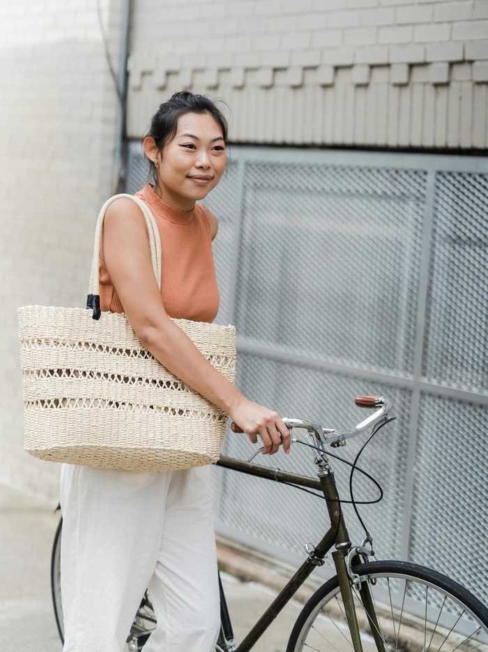 Perempuan yang suka membawa tas besar merupakan perencana yang baik