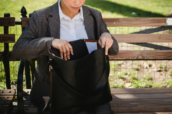 Orang yang lebih suka membawa tas besar bisa multitasking