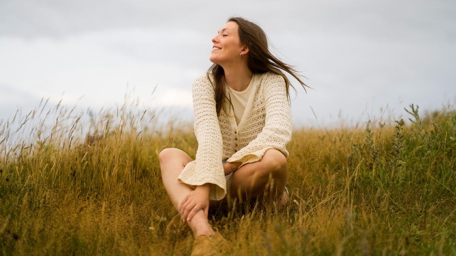 Ilustrasi wanita tenang&comma; damai&comma; bebas