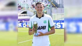 Jay Idzes Dapat Trofi Man of The Match Serie A