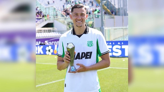 Kapten Timnas Indonesia, Jay Idzes, meraih trofi Man of the Match Serie A 2025/2026 setelah tampil impresif dalam laga Fiorentina vs Sassuolo.