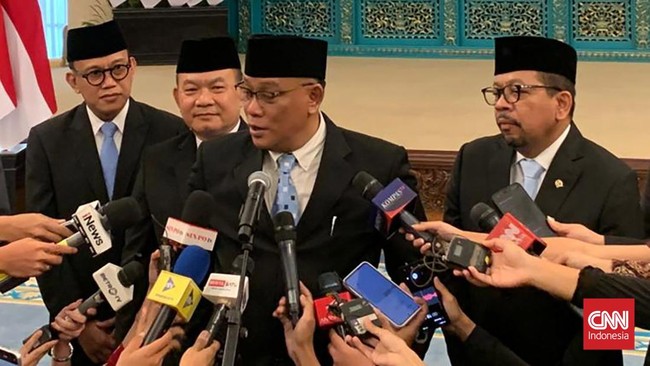 Mohammad Jumhur Hidayat resmi dilantik sebagai Menteri Lingkungan Hidup Republik Indonesia menggantikan Hanif Faisol Nurofiq.
