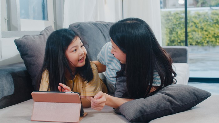 Pola asuh orang tua dapat memengaruhi perilaku anak di masa pertumbuhannya, termasuk dalam bertutur kata. Ada kalimat orang tua yang tanpa disadari bisa membuat anak manja, sehingga perlu berhati-hati dalam bertutur kata.