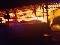 Pasar Pringgabaya Lombok Timur Kebakaran, Petugas Berjibaku Padamkan Api