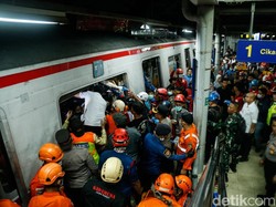 Cerita Basarnas Evakuasi Korban Terjepit KRL di Bekasi Timur