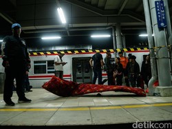 1 Wanita yang Terjepit di KRL Berhasil Dievakuasi, Ditandu dan Pakai Oksigen