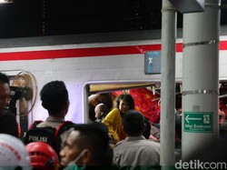 Mencekam! KA Jarak Jauh Tabrak KRL di Stasiun Bekasi Timur