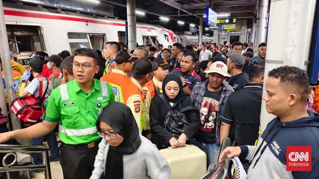 PT Kereta Api Indonesia (KAI) menyatakan tengah melakukan evakuasi rangkaian kereta serta penanganan korban kecelakaan kereta di Stasiun Bekasi Timur.
