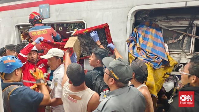 Kereta jarak jauh dan KRL Commuter Line bertabrakan di Stasiun Bekasi Timur, Senin (27/4) malam.