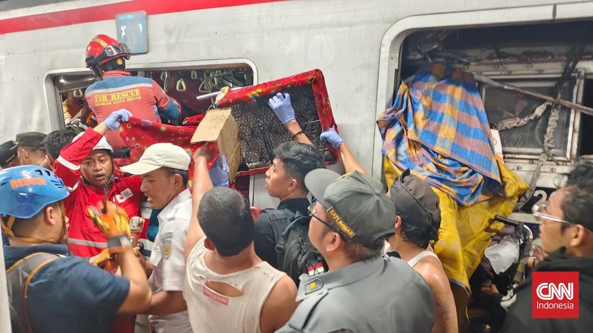 KA Jarak Jauh Tabrak Gerbong Wanita KRL di Stasiun Bekasi Timur