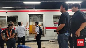 Kereta jarak jauh (KAJJ) dan kereta rel listrik (KRL) Commuter Line tabrakan di Stasiun Bekasi Timur, Jawa Barat, Senin (27/4). (CNN Indonesia/Safir Makki)