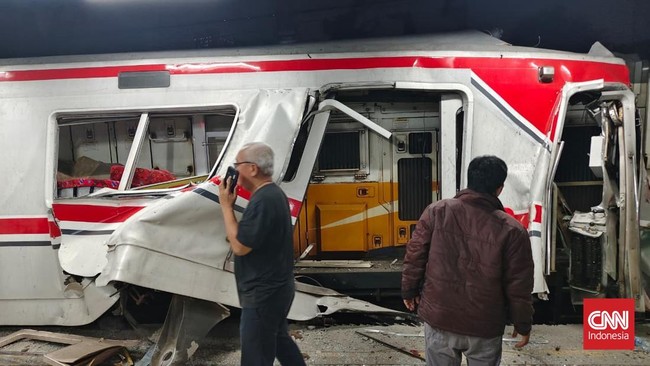 Kecelakaan kereta terjadi di Stasiun Bekasi Timur, saat KRL ditabrak kereta jarak jauh Argo Bromo Anggrek. Beberapa penumpang mengalami luka serius.