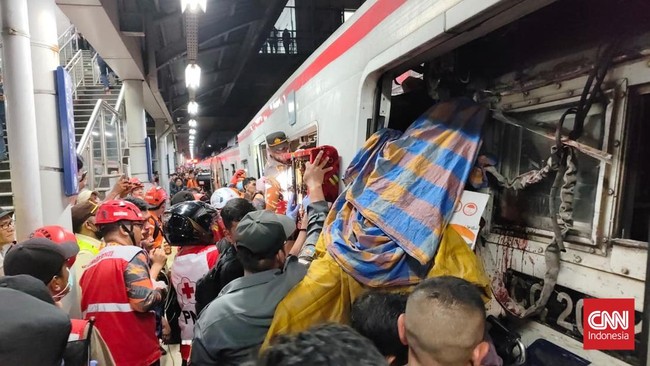 PT KAI meminta maaf atas kecelakaan kereta di Stasiun Bekasi Timur. Fokus saat ini adalah evakuasi penumpang dan penanganan korban.