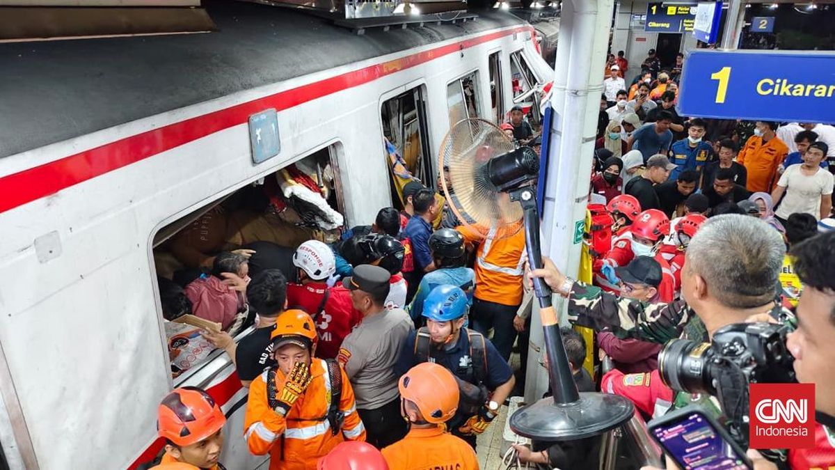 FOTO: Gambar Kecelakaan KRL-KA Argo Bromo Anggrek di Bekasi Timur
