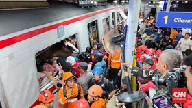 Kecelakaan Kereta di Bekasi Timur, Petugas Kesulitan Evakuasi Korban