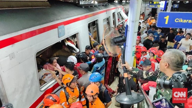 Dua orang tewas dalam insiden kecelakaan kereta di Stasiun Bekasi Timur, Senin (27/4) malam.