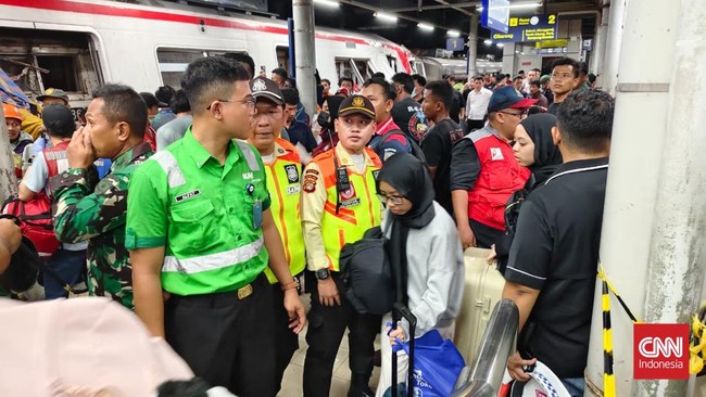 Empat korban meninggal dalam tabrakan KA Jarak Jauh dengan KRL di Stasiun Bekasi Timur. 38 orang telah dievakuasi.