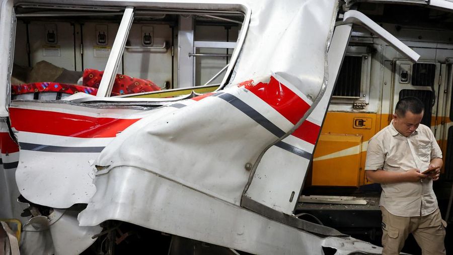 Kereta api rusak setelah dua kereta berbenturan pada Senin malam di kota Bekasi, provinsi Jawa Barat. (27/4/2026). (REUTERS/Ajeng Dinar Ulfiana)