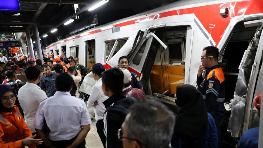 Kereta api rusak setelah dua kereta berbenturan pada Senin malam di kota Bekasi, provinsi Jawa Barat. (27/4/2026). (REUTERS/Ajeng Dinar Ulfiana)