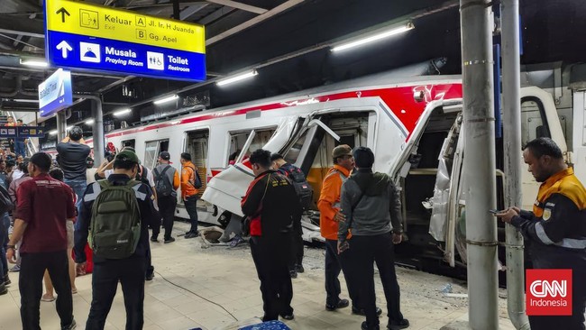 Rendi, salah seorang penumpang KRL Commuter Line menyebut sejumlah penumpang berusaha memecahkan kaca kereta untuk menyelamatkan diri.