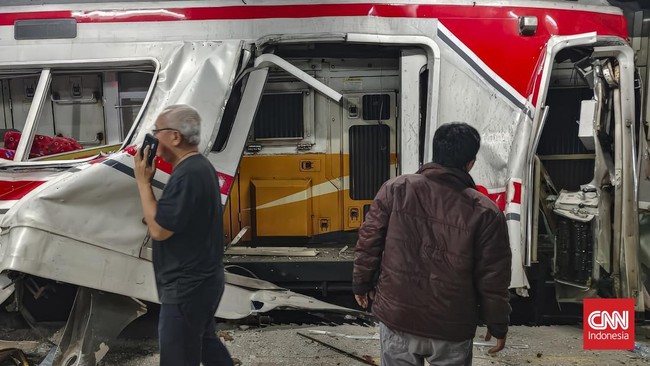 Basarnas mengerahkan personel elit Basarnas Special Group untuk menangani kecelakaan kereta yang melibatkan KRL di Stasiun Bekasi Timur, Senin (27/4) malam.