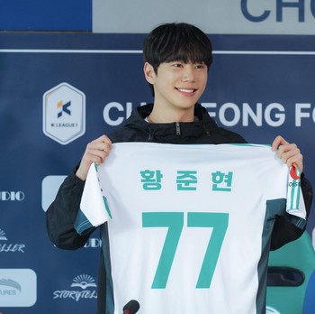 Lee Jun Young Beralih dari Pemain Sepak Bola ke Karyawan Usai Bertukar Jiwa di Reborn Rookie