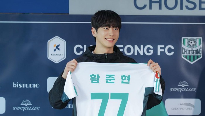 Lee Jun Young Beralih dari Pemain Sepak Bola ke Karyawan Usai Bertukar Jiwa di Reborn Rookie
