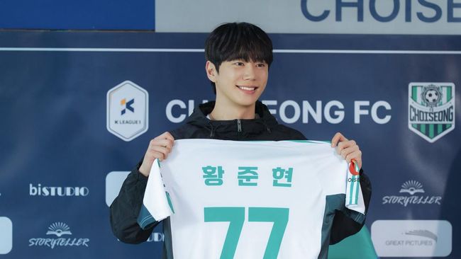 Lee Jun Young Beralih dari Pemain Sepak Bola ke Karyawan Usai Bertukar Jiwa di Reborn Rookie