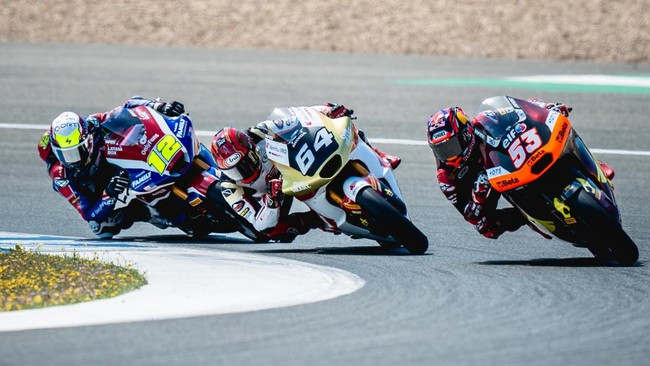 Mario Aji mengungkapkan kekecewaannya setelah kecelakaan dalam Moto2 Spanyol 2026. Meski sempat frustrasi, ia bertekad untuk bangkit.