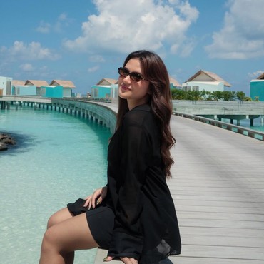 7 Potret Marsha Aruan Healing di Maldives, Suasana Tenang & Pemandangan Langit Biru
