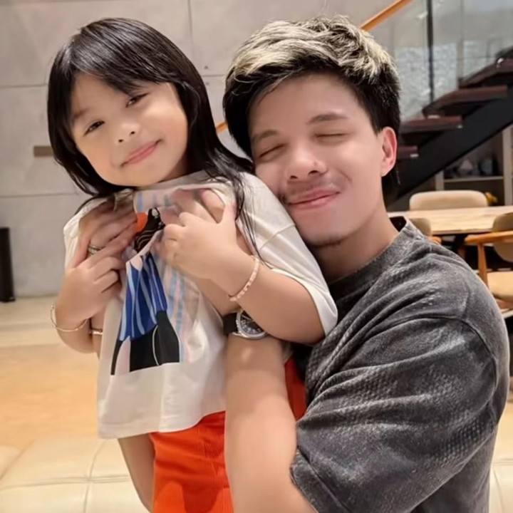 <p>Konsep kartu poin yang didapatkan Ameena ini rupanya merupakan ide dari sang Ayah. Hal ini diungkapkan langsung oleh sang Bunda, Aurel. &ldquo;<em>Parenting</em> lebih apik tuh bang Atta. Dia sekarang baru menerapkan di rumah, jadi anak-anak tuh punya kartu poin. Kartu poin itu bisa ditukar buat beli jajan atau beli mainan. Jadi, satu poin itu ada Rp100 ribu. Dia (Ameena) mau dapat poin itu harus setor hafalan, entah itu surah, doa, ataupun doa makan, dan perilaku baik,&rdquo; ungkap Aurel, dikutip dari YouTube Nikita Willy Indra Priawan. (Foto: Instagram @ameenaatta)</p>