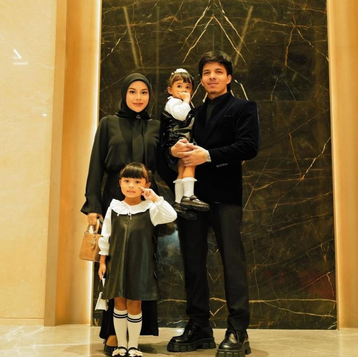 <p>Ameena Hanna Nur Atta, putri pertama pasangan Aurel Hermansyah dan Atta Halilintar, baru-baru ini mencuri perhatian perhatian publik. Di usianya yang kini baru menginjak empat tahun, Ameena sudah rajin melakukan hafalan surah Al-Qur'an, Bunda. (Foto: Instagram @ameenaatta)</p>